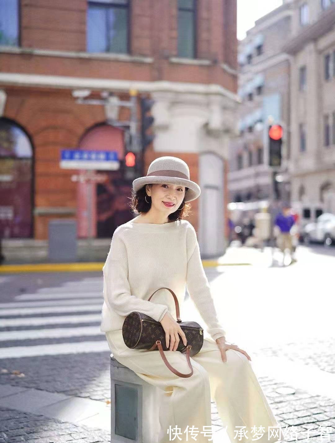 服装|看完中外两位“大龄奶奶”穿搭，才明白什么叫“美人在骨不在皮”