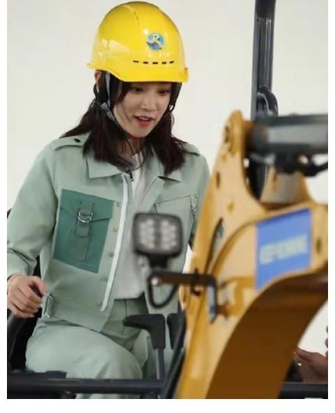 跑男全员开挖掘机路透出炉！Baby呆萌，白鹿专业，林一氛围感绝了