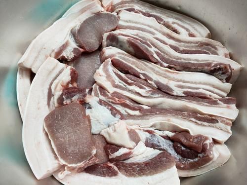  腊肉|做腊肉别只会放盐，多加5种香料，做好的腊肉晶莹剔透，香而不腻