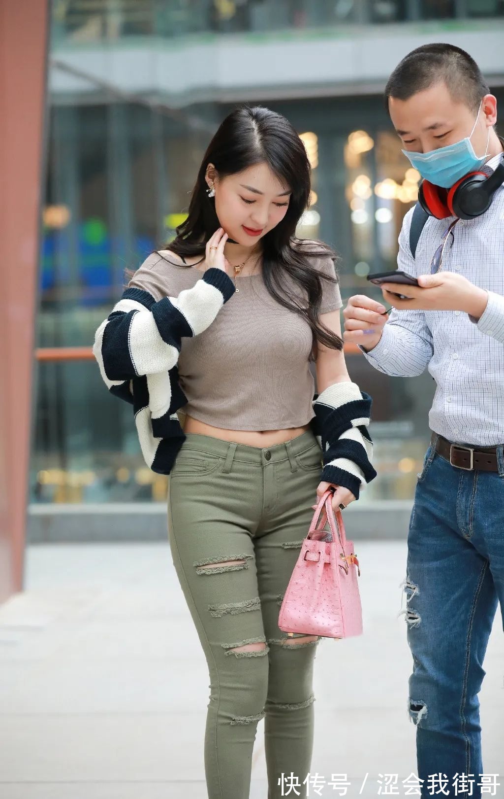 女生 修身牛仔裤加点破洞才个性,气质女生都爱穿,轻松展现时尚美