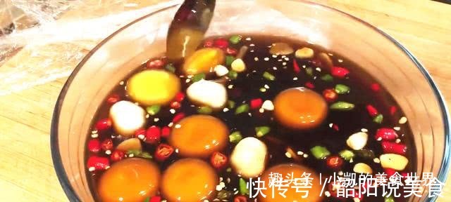 日本男子把9个蛋黄放酱油里,10天后拿出来,把他乐得手舞足蹈