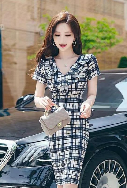 包臀裙 优雅气质的荷叶边包臀裙,V领格子的短袖连衣裙,立体感十足!