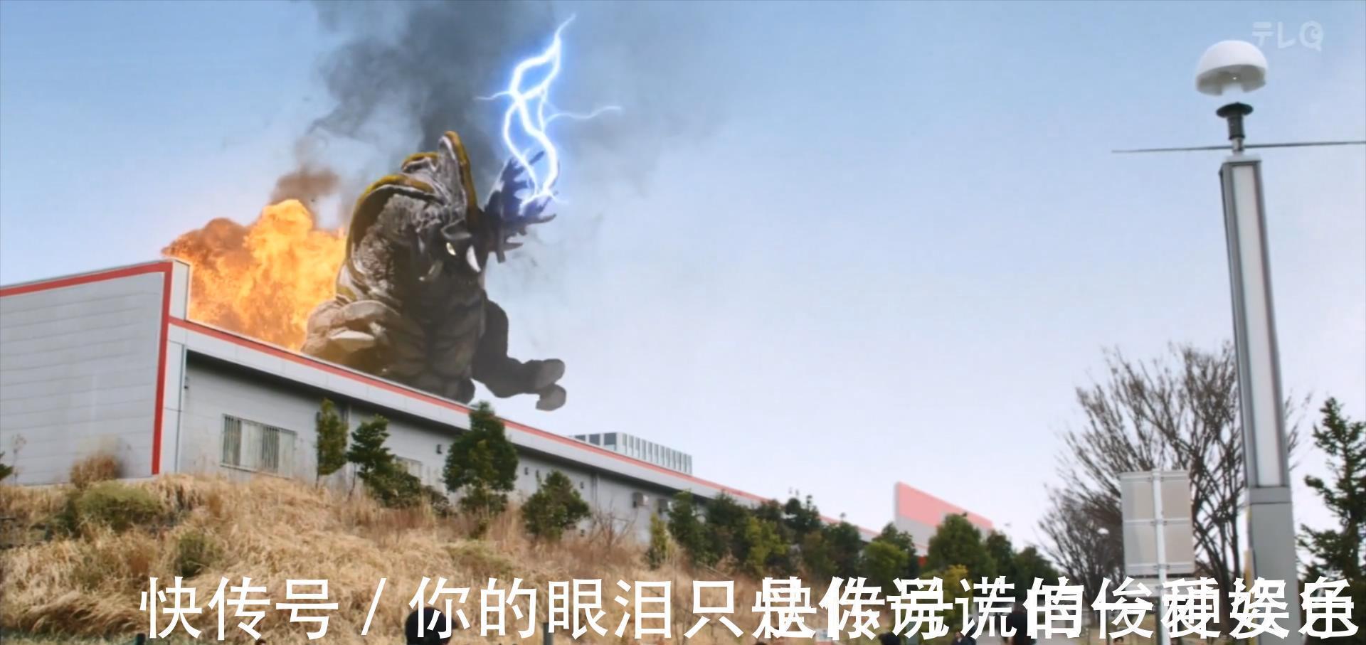 疏散|特利迦奥特曼圣彰人愤怒上头,不顾群众死活,把怪兽引向避难所