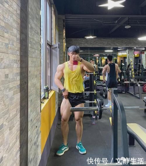 学生时代|22岁“小鲜肉”脱衣秀身材,白巧克力腹肌有点可!