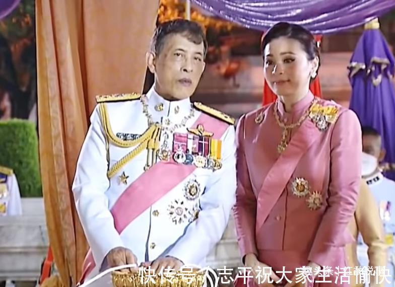 妻妾!妻妾待遇截然不同,43岁苏提达坐拥华盖,诗妮娜用雨伞滥竽充数