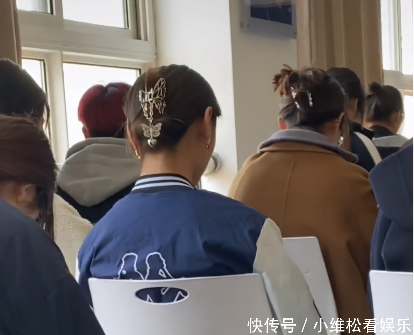 当代女大学生发型一览，流行趋势逗乐网友：越看越像70后