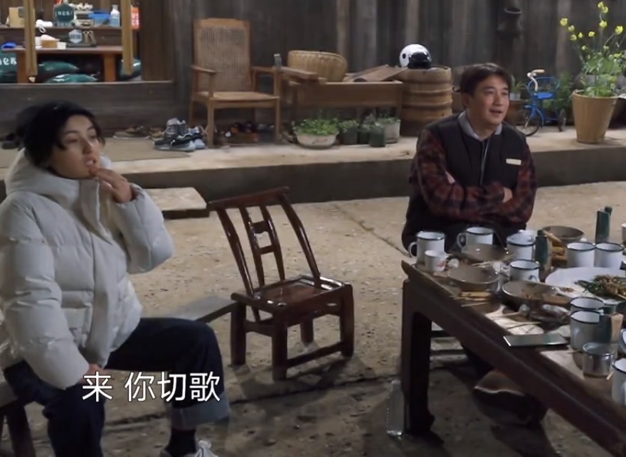 张艺兴刘晓邑即兴跳舞, 但被张子枫抢了镜头, 这坐姿绝了!