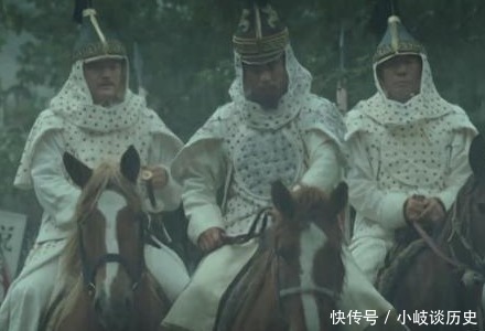 清朝侍卫或者武士为何喜欢把刀反过来佩戴,这么做有什么好处和坏处?