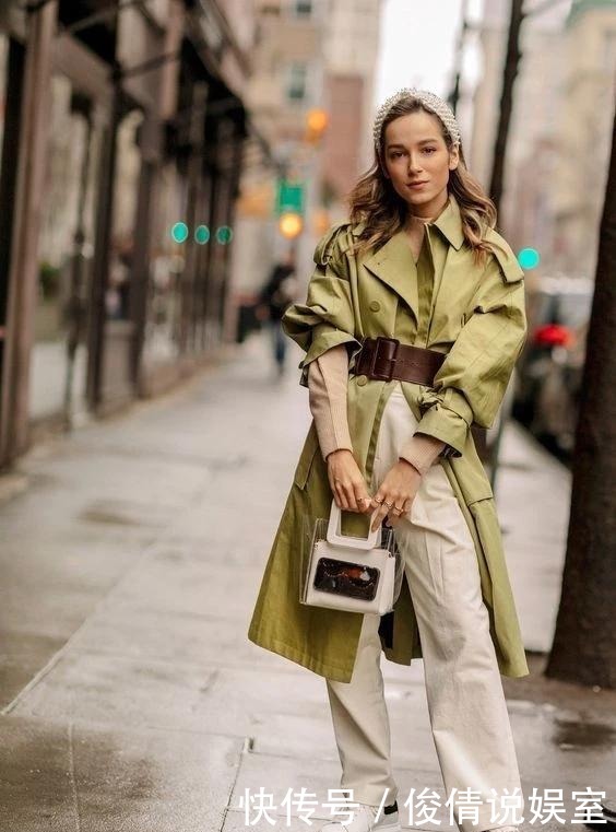 搭配黑色|又到了穿风衣的季节,只会搭牛仔裤?你怕是不知道这三种时髦搭配