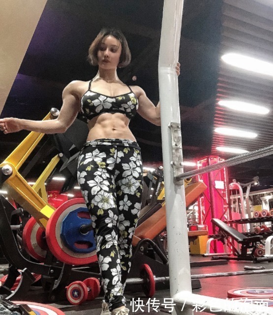 女性朋友|肌肉女汉子，孕期还坚持健身，你欣赏这样的身材吗？