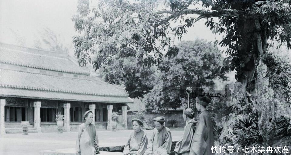 1920年越南老照片：阮朝皇宫气势恢宏，孤独宫女随处而坐