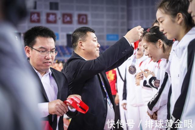 女排联赛|女排联赛颁奖仪式简陋寒酸!无领奖台,限制人数,外援因超员缺席