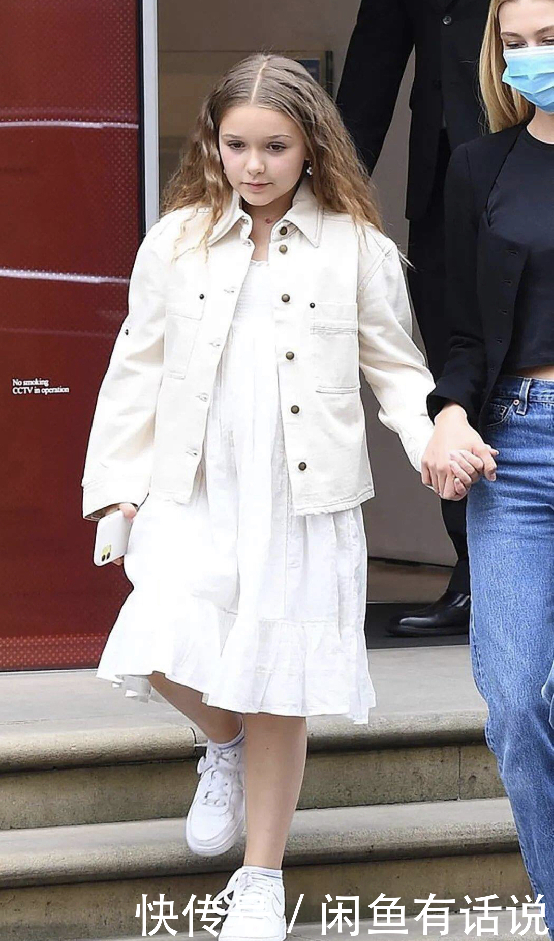 内柔|贝嫂母女现身,小七穿牛仔连体装白胖胖,被妈妈牵着走像个小憨憨