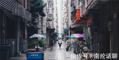 一线城市|深圳的“穷人”，为何不把房卖了，拿几百万去小城市过富裕生活？