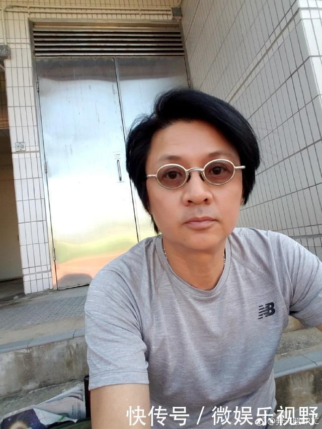 53岁尹天照近照,自嘲天生韭菜命,妻子"拖后腿"却始终不离不弃