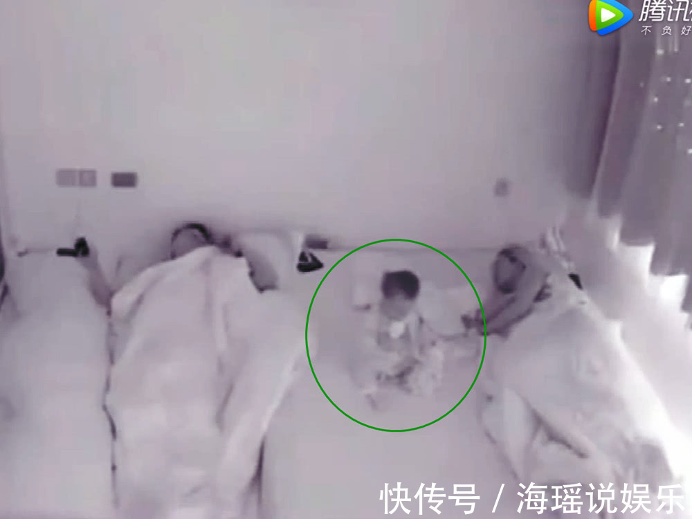 入睡|监控实拍11个月的宝宝半夜起来喝奶,喝完自己就睡着了,太乖了