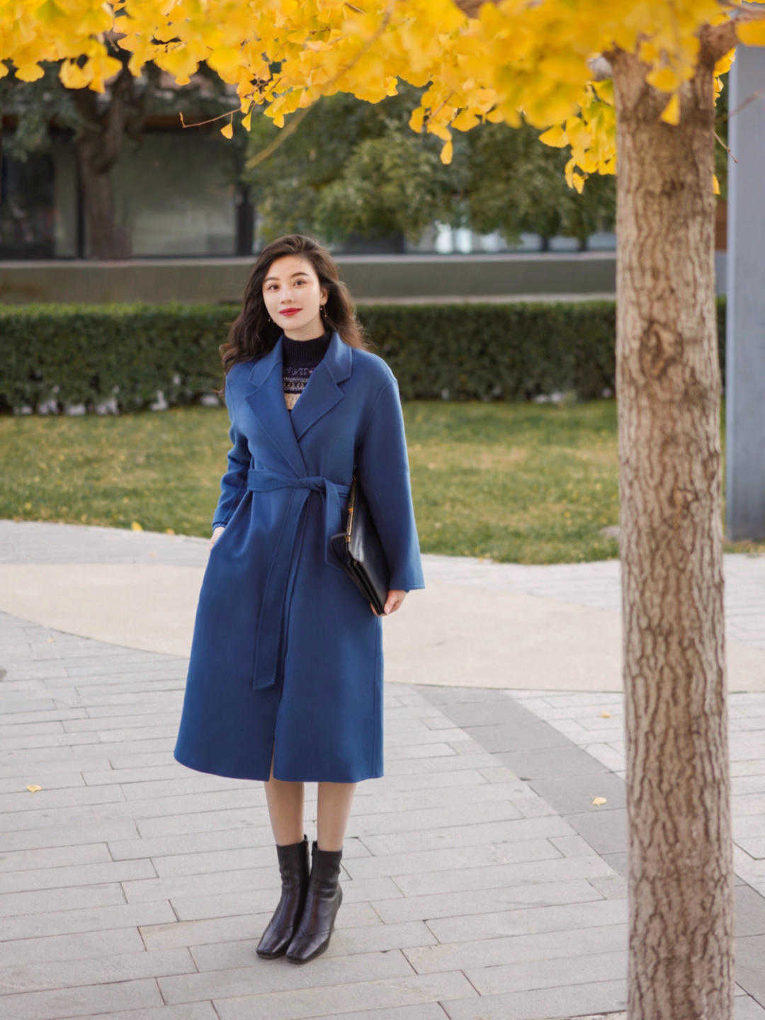 穿搭|秋冬买大衣,尽量减少黑白灰,这几种颜色更高级,衬托肤色显白