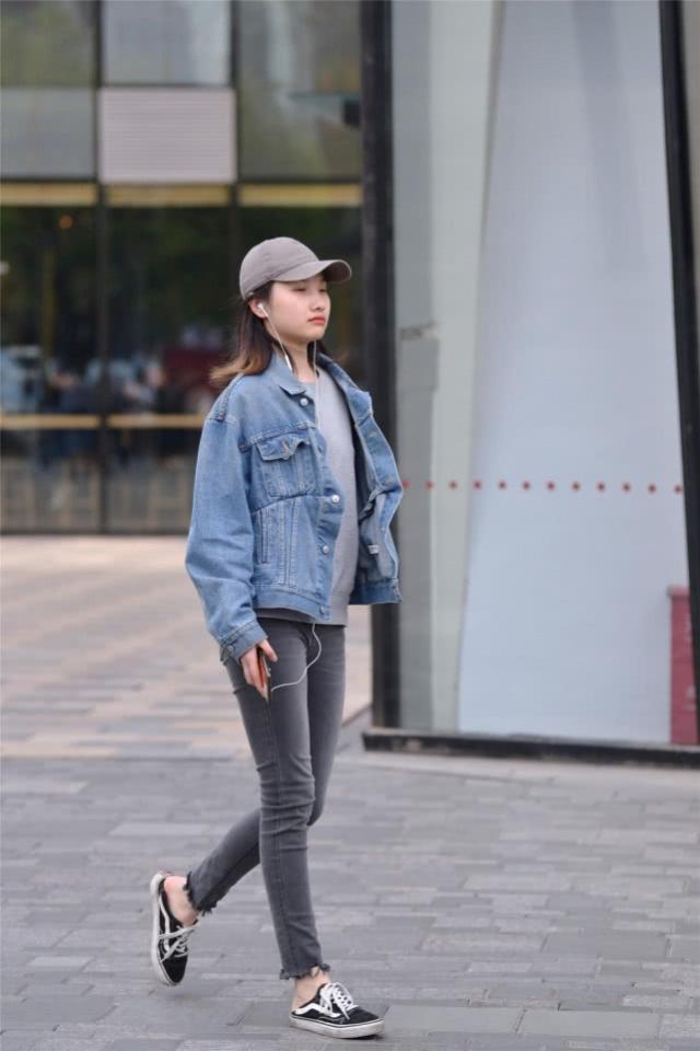 街拍:美女黑色连体裤潇洒帅气,很显街头的气质感