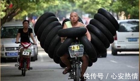 |搞笑图片幽默段子笑话:大爷你骑自行车的技术很不错啊,哈哈哈