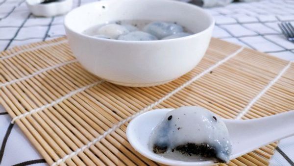  黑芝麻与糯米粉的巧妙混合，令人垂涎欲滴，一吃就上瘾