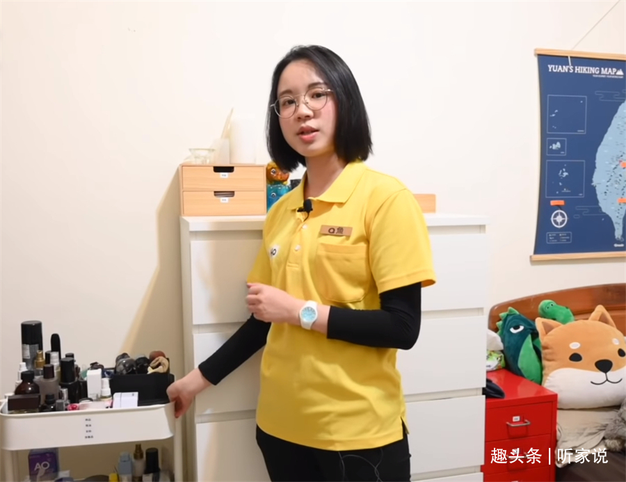 姑娘|“囤积癖”姑娘10㎡卧室，衣服堆积如山，3名整理师8小时打扫干净