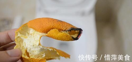 你家有吃剩下的橘子皮吗？放在卫生间特别实用，一年能省不少钱