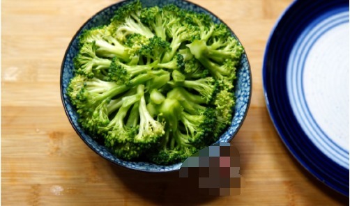 西兰花好吃又好看的做法,这1个步骤不能少,上桌就抢着吃!