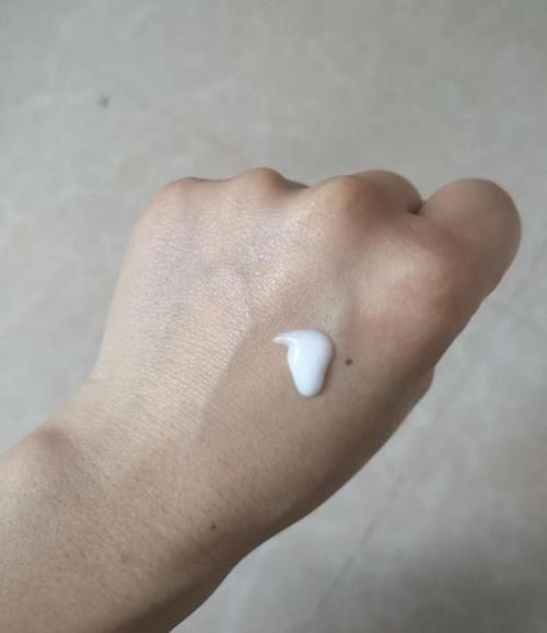 国货水乳不行？是百雀羚不香，还是薇诺娜不够贵？外国人抢着要