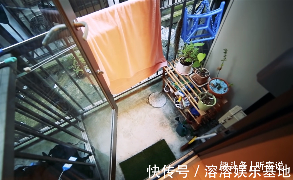 缝隙房|90后姑娘住进日本8㎡“缝隙房”,吃饭坐地上,睡觉爬梯子