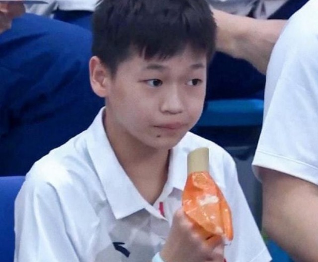 真干饭人！全红婵三姐弟团聚，红姐走路风风火火，大口吃肉太欢乐