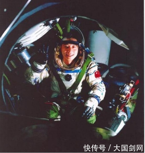 航天 杨利伟出舱时,嘴角挂着血丝是怎么回事?专家:经历2次生死时刻