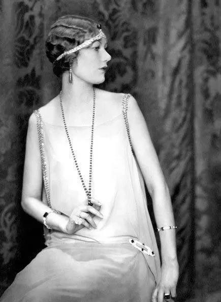 “冠冕”与“皇冠”有什么不同28顶古董冠冕,讲述欧洲贵族头顶上的百年奢华