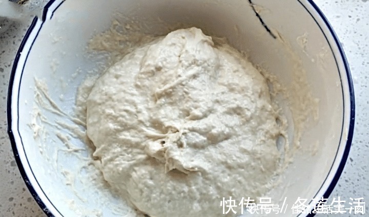 原来葱花饼的做法如此简单，筷子一搅，蓬松暄软又劲道，百吃不厌