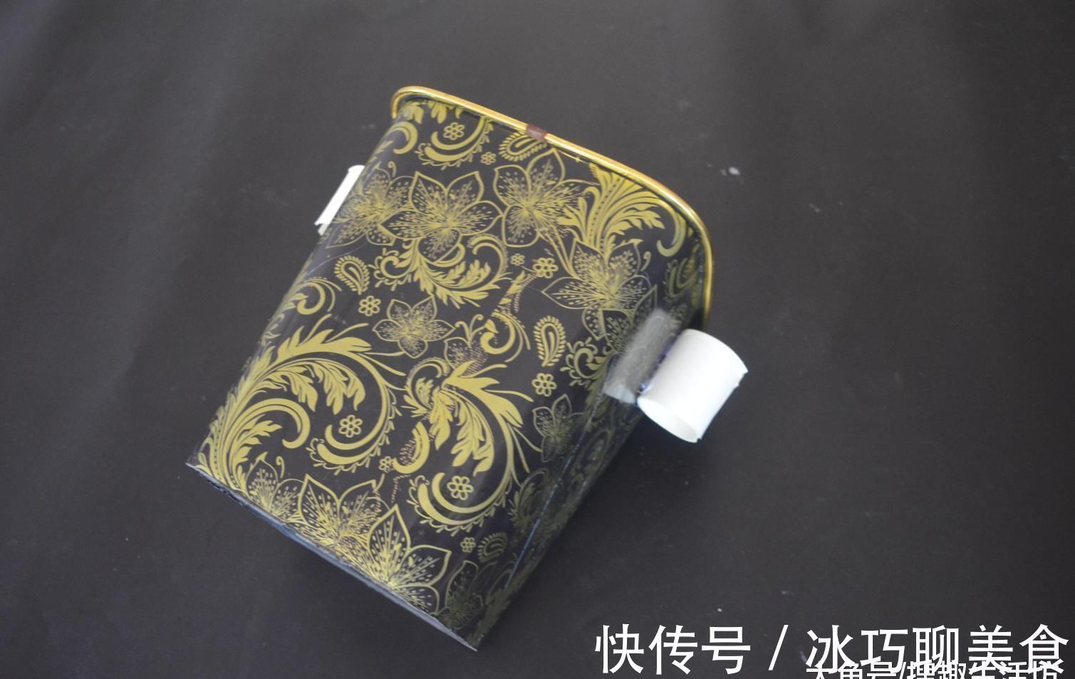把卷纸筒粘在垃圾桶是上, 这个作用太神奇了, 解决了很多家庭的烦恼