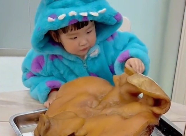 卤猪头|安徽一姥爷生日准备了卤猪头,客人进门看到一幕哭笑不得小吃货