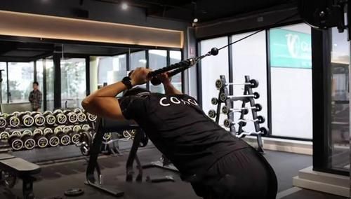 弯举|胖子也有春天,英国大码超模140斤,却拥有让人羡慕的沙漏身材