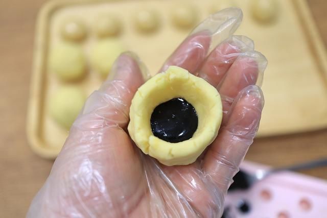 美味|黑芝麻酱绿豆沙月饼还真好吃，说啥也得试一试，歪打正着的美味