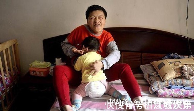 母女|脸瘫妈妈抱不动孩子，11个月大的女儿跪着吃奶，母女连心