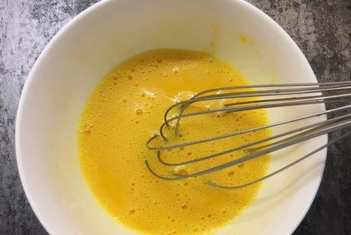  蒸鸡蛋羹，鸡蛋打散上锅蒸就外行了，掌握这3点，蛋羹嫩滑无蜂窝