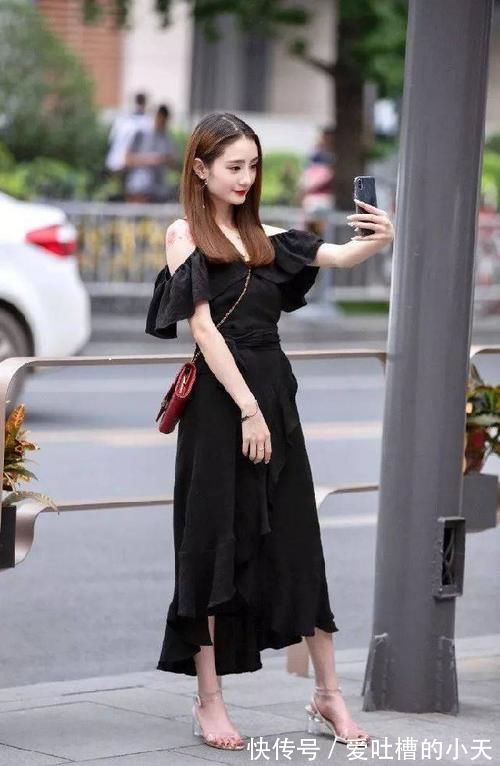 小姐姐|美女脚上搭配着一双浅紫色的高跟凉鞋,看上去充满着魅力