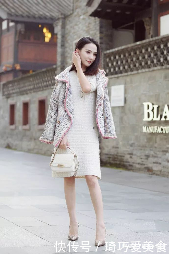 美女脚上搭配一双尖头的黑色高跟鞋,这么穿既简单又时尚