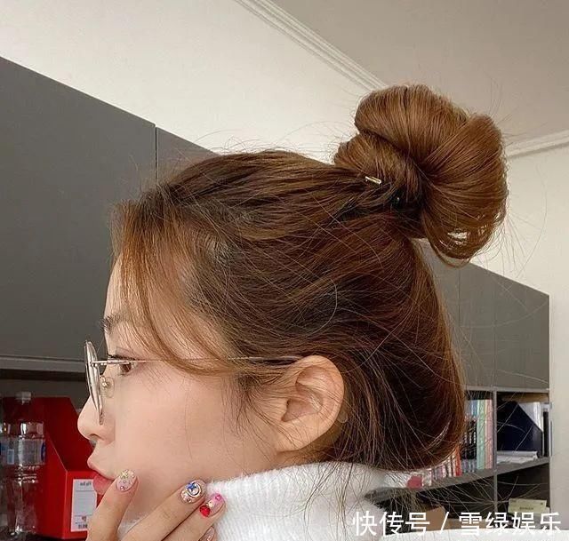 春夏必备丸子头绑法,不扯头皮、发量少也绑出蓬松包包头