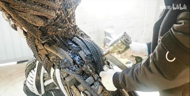 手办|废弃轮胎有何用?up主爆肝30天,用其制作进击的巨人-艾伦耶格尔