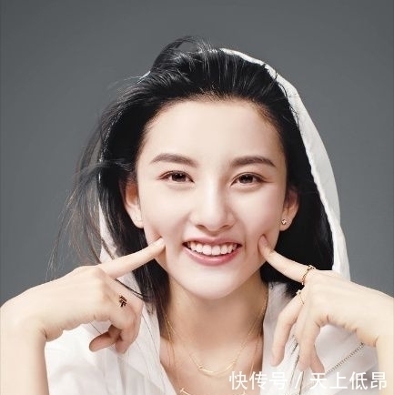 款项链 蒂芙尼的微笑项链,六福的微笑项链,奢华正主和亲民同款你会选谁