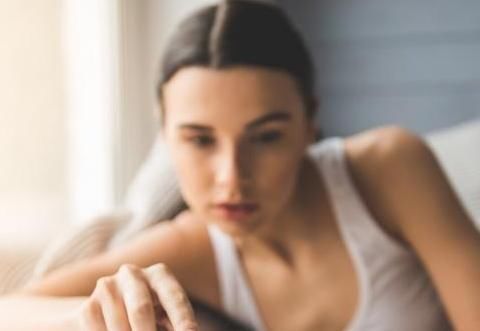 甜食|加速女人衰老的三个行为，熬夜不算什么，第一个可能你经常在做