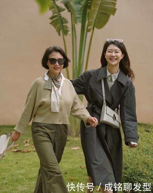 60岁的女性不要总穿小黑裤，直筒裤+平底鞋，优雅气质不输年轻人