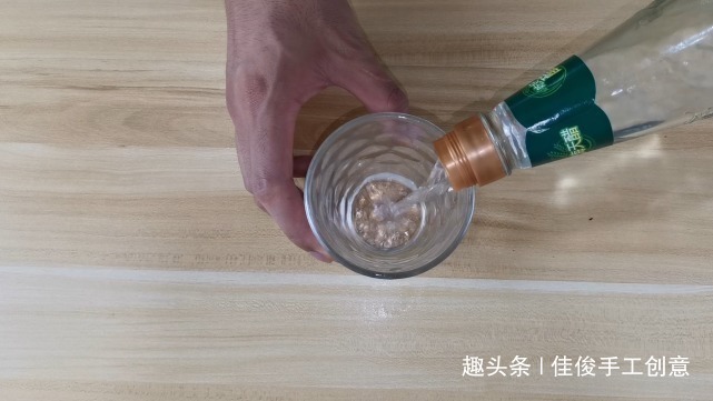 把藿香正气水滴在白醋里，搞定了生活中的困扰，解决你的难题！