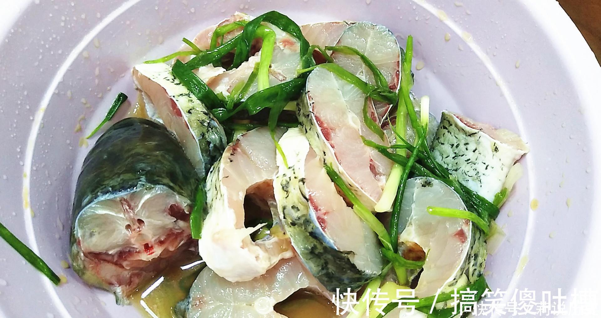 肉质|草鱼和豆腐价廉味美，放在一起炖肉质细嫩，汤浓味美，没有泥腥味