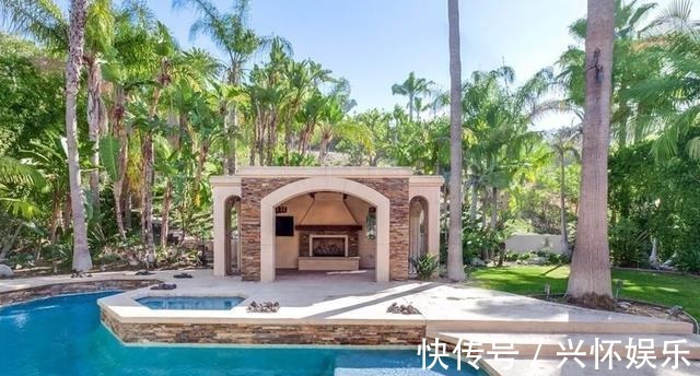 參觀董卿在美國(guó)的豪宅，全屋衛(wèi)生間都有十個(gè)，戶外環(huán)境像園林景觀