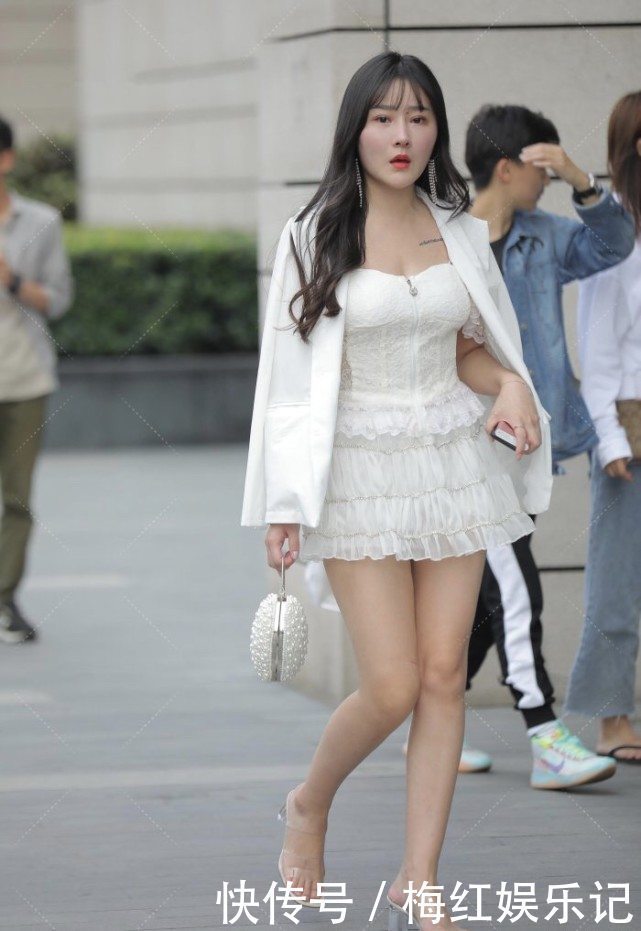 蕾丝仙女连衣裙,搭配宽松的外套融入休闲元素,爱心桃小包太可爱